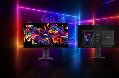 Msi mpg oled 322urdx36 monitor triple mode qd-oled visto de frente e costas com design rgb e painel colorido em ambiente gamer
