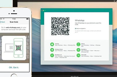 Notebook com o whatsapp web aberto e celular ao lado durante o processo de conexão.