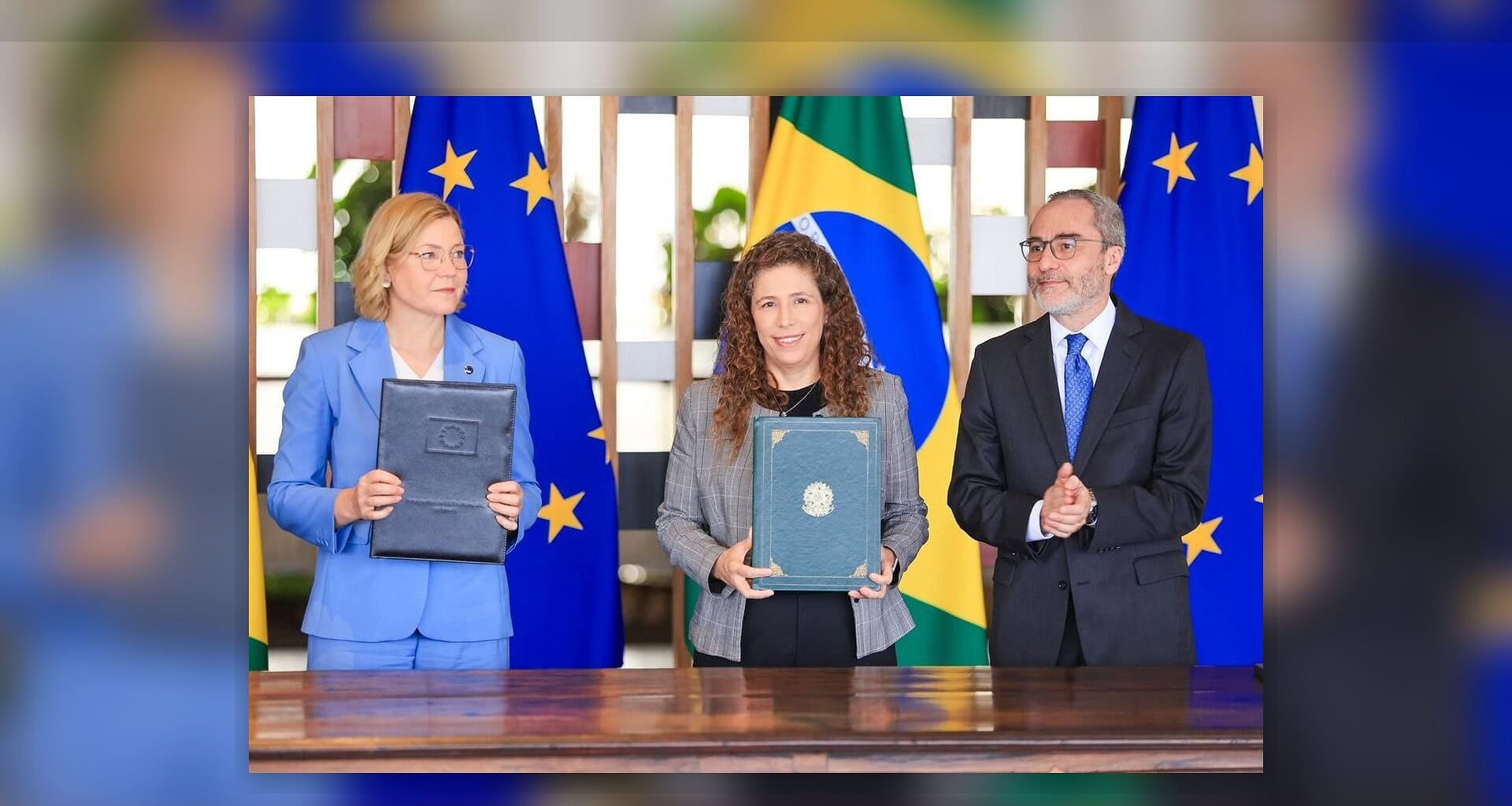 Versão expandida da foto oficial da cerimônia da parceria digital entre união europeia e brasil, com mais margem nas bordas para evitar corte dos rostos no tema do site.