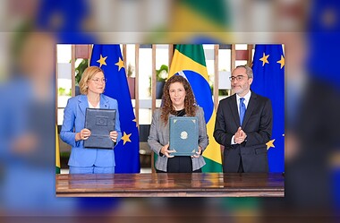 Versão expandida da foto oficial da cerimônia da parceria digital entre união europeia e brasil, com mais margem nas bordas para evitar corte dos rostos no tema do site.