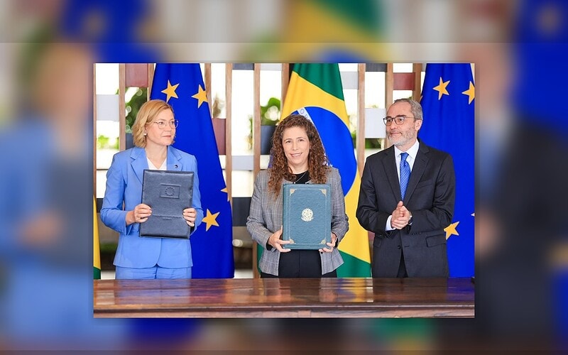 Versão expandida da foto oficial da cerimônia da parceria digital entre união europeia e brasil, com mais margem nas bordas para evitar corte dos rostos no tema do site.