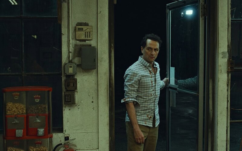 Matthew rhys em cena sombria da série widow's bay, da apple tv+