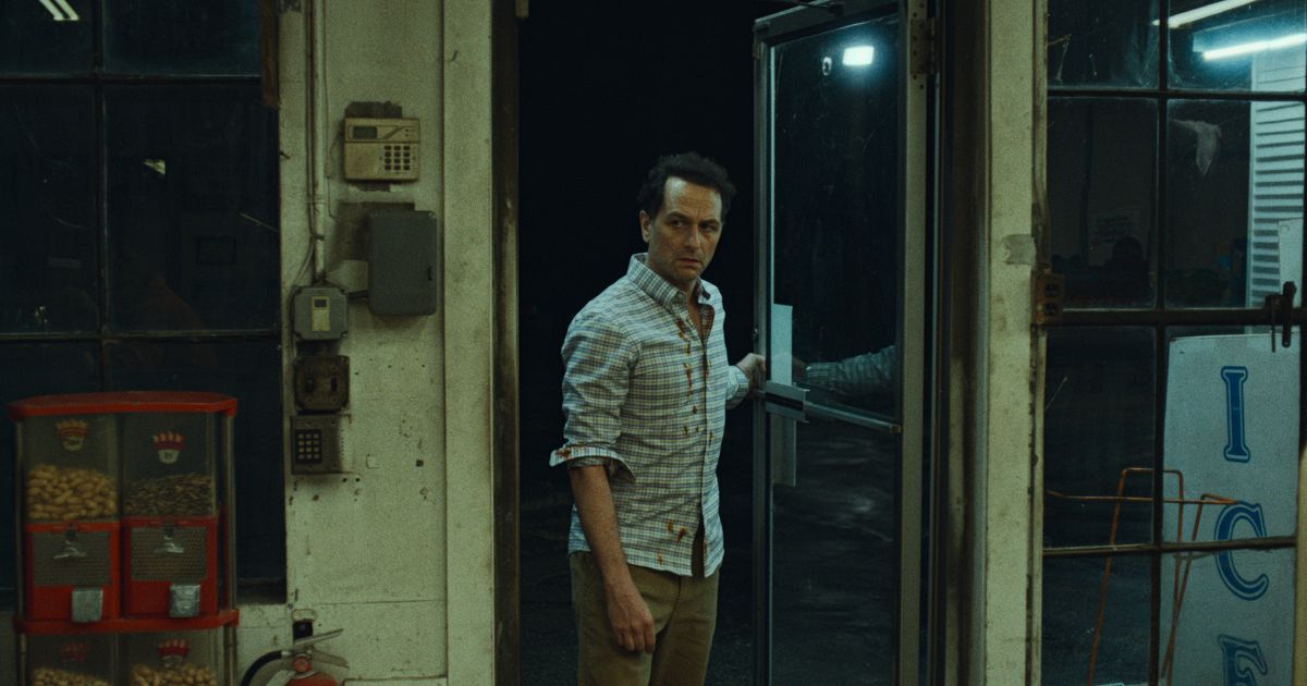 Matthew rhys em cena sombria da série widow's bay, da apple tv+