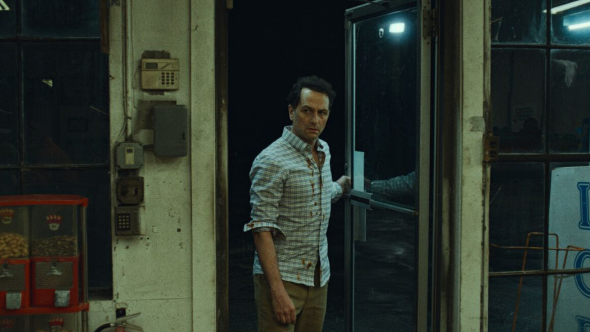 Matthew rhys em cena sombria da série widow's bay, da apple tv+