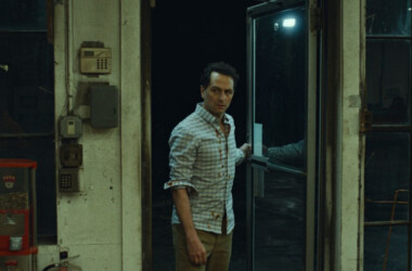 Matthew rhys em cena sombria da série widow's bay, da apple tv+