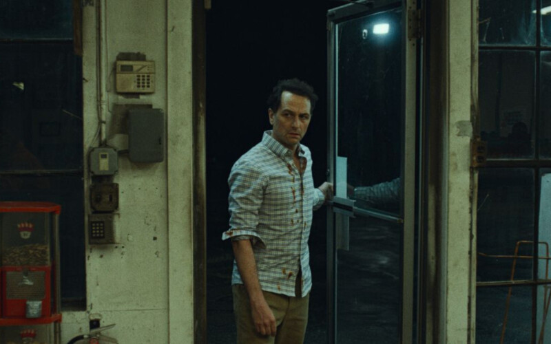 Matthew rhys em cena sombria da série widow's bay, da apple tv+