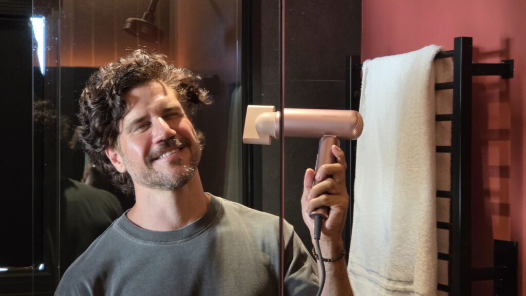 Conheça o secador de cabelo portátil dreame pocket aura com oito modos de uso