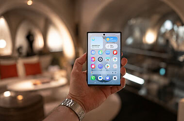 Pessoa segura o galaxy z fold 8 fechado em ambiente interno