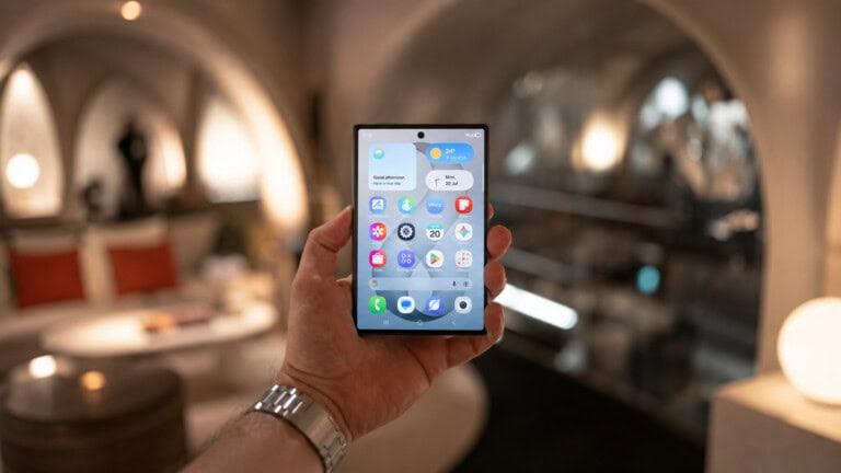 Pessoa segura o galaxy z fold 8 fechado em ambiente interno