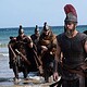 Matt damon como odisseu desembarcando com soldados em a odisseia