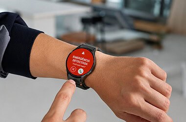 Galaxy watch exibindo alerta de emergência detectada com botão de sos, recurso do smartthings pro safety management solution para prevenção de doenças causadas pelo calor e segurança de trabalhadores em situações de estresse térmico