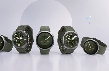 Renders oficiais vazados do galaxy watch9 e do galaxy watch ultra2 posicionados lado a lado, destacando o design circular do modelo de entrada e o corpo robusto de titânio da versão topo de linha para o galaxy unpacked 2026