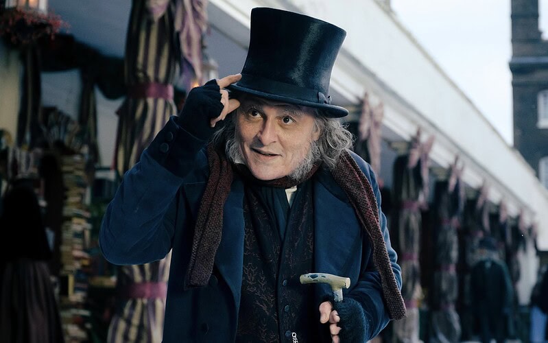 Foto mostra johnny deep no papel de ebenezer, em ebenezer e os fantasmas do natal ganha trailer com johnny depp