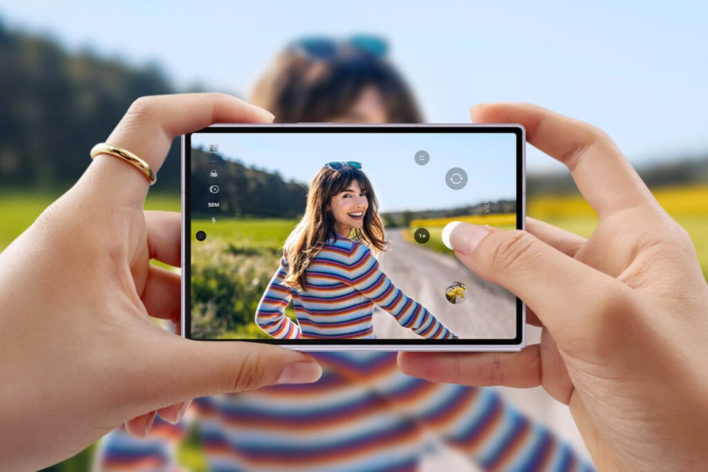 Galaxy z fold8 sendo usado para fotografar em um campo aberto, mostrando a interface da câmera nas especificações do galaxy z fold8