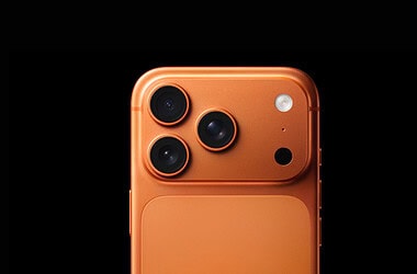 Parte traseira do iphone 17 pro max laranja-cósmico, com três câmeras, flash e sensor lidar