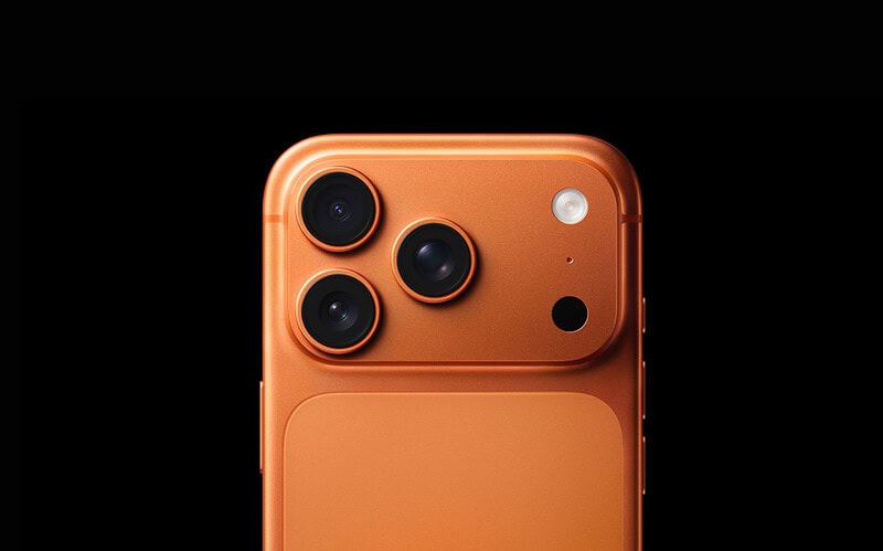 Parte traseira do iphone 17 pro max laranja-cósmico, com três câmeras, flash e sensor lidar