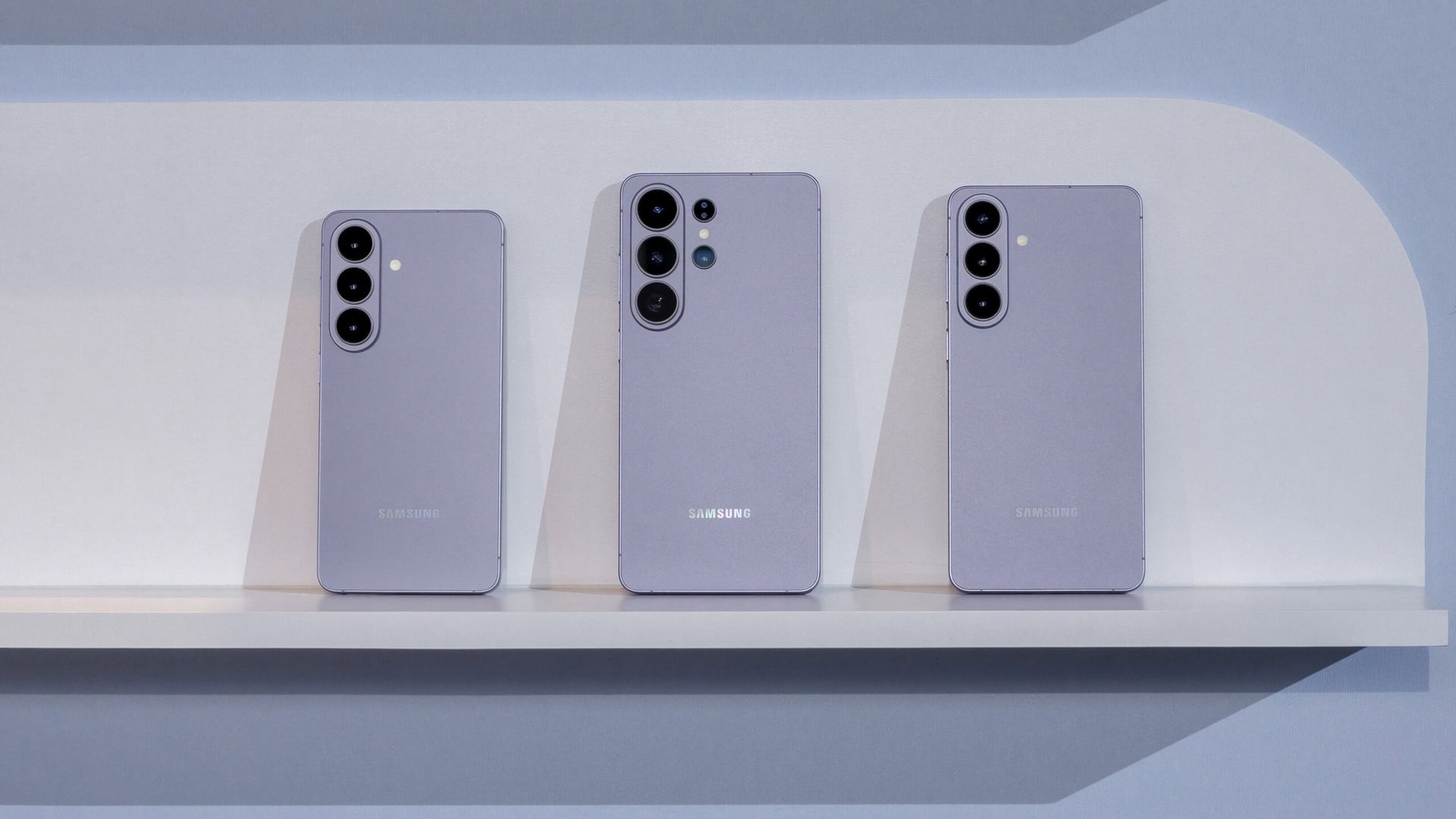 Galaxy s26, s26 plus e s26 ultra alinhados em uma prateleira.