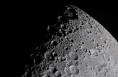 Superfície craterada da lua vista durante a missão artemis ii