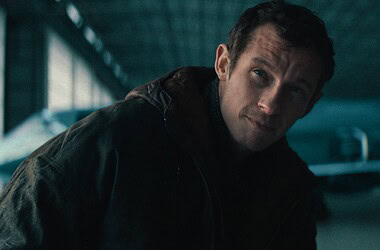 Callum turner como case em uma instalação futurista no teaser de neuromancer
