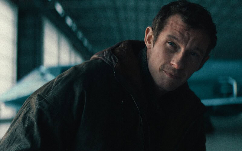 Callum turner como case em uma instalação futurista no teaser de neuromancer
