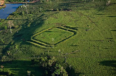 Geoglifos na amazônia: sensor lidar revela centenas de obras de terra. Varredura com lidar documentou 432 obras de terra no sudoeste da amazônia, 396 delas ainda não registradas, e indica que milhares permanecem ocultas.