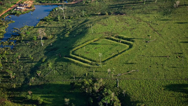 Geoglifos na amazônia: sensor lidar revela centenas de obras de terra. Varredura com lidar documentou 432 obras de terra no sudoeste da amazônia, 396 delas ainda não registradas, e indica que milhares permanecem ocultas.