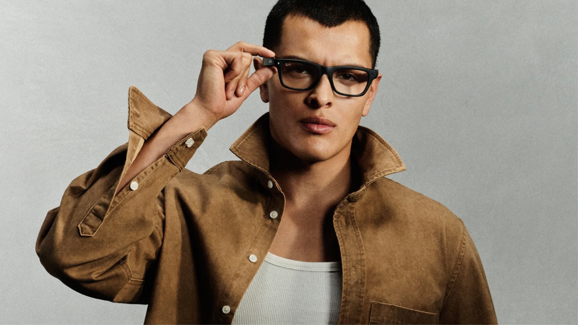 Pessoa usando óculos inteligentes ray-ban meta com câmera integrada