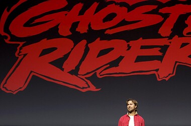 Ryan gosling diante do logo de ghost rider durante o painel da marvel studios na comic-con