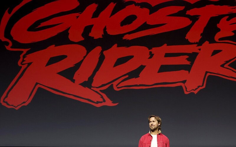 Ryan gosling diante do logo de ghost rider durante o painel da marvel studios na comic-con