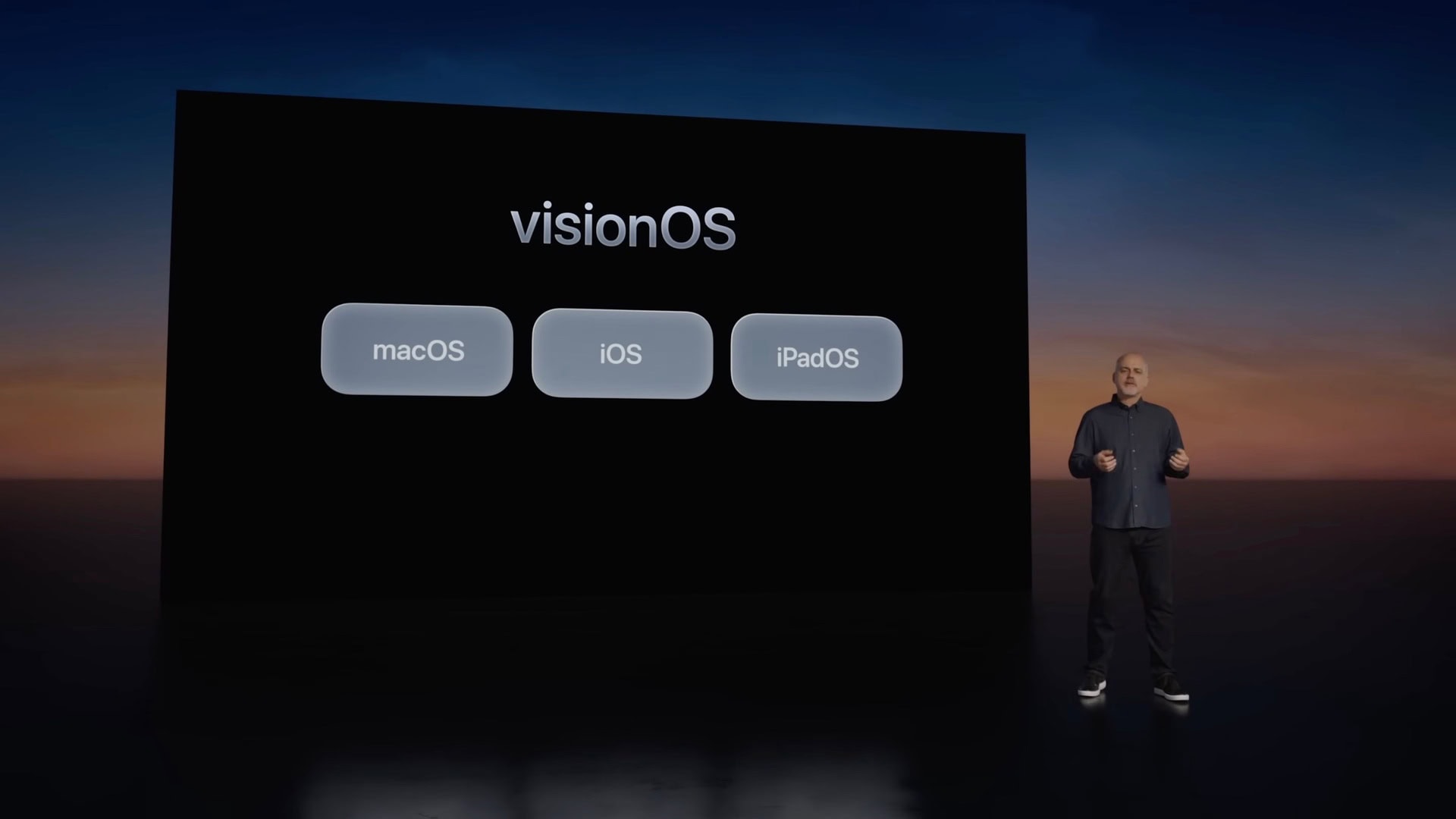 Mike rockwell apresenta o visionos em um palco da wwdc