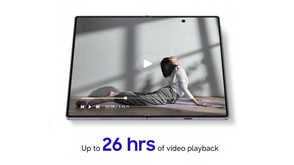 Galaxy z fold8 aberto na cor lavanda reproduzindo um vídeo em tela cheia, com o aviso de até 26 horas de reprodução, entre as especificações do galaxy z fold8
