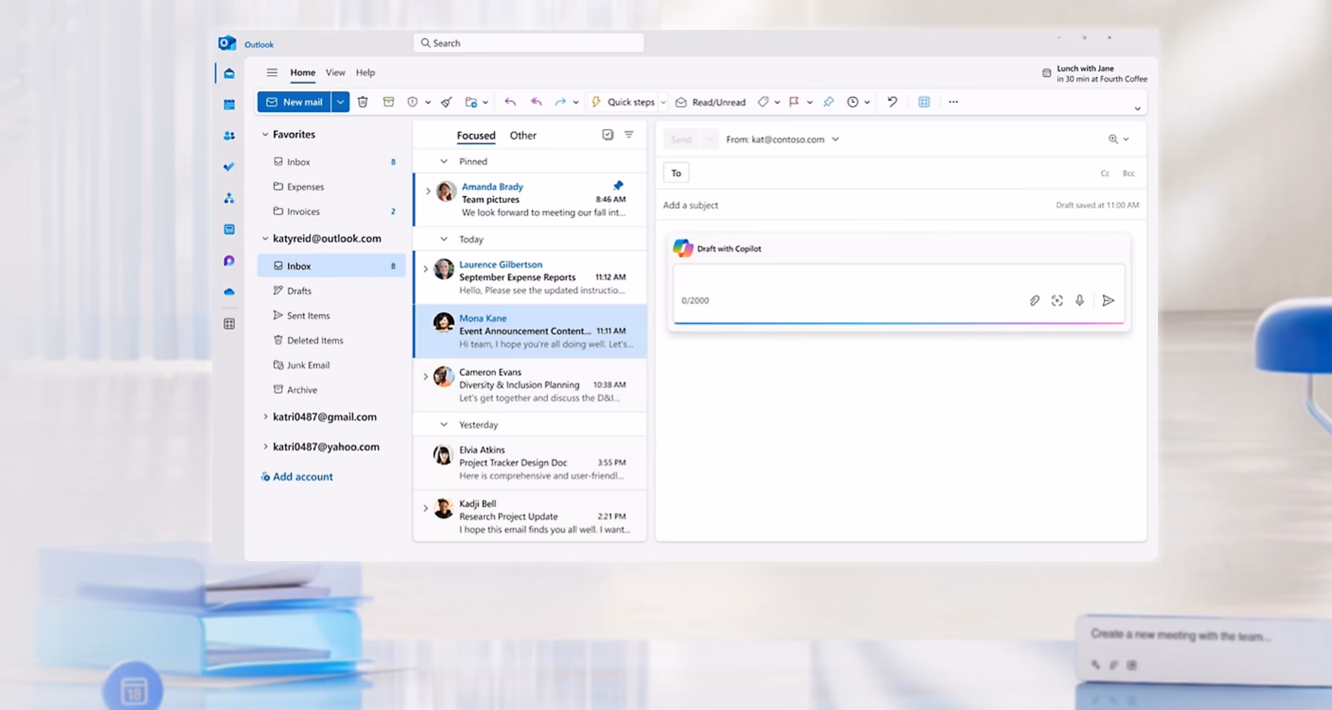 Interface do outlook em um computador com caixa de entrada, lista de mensagens e janela de novo e-mail com o copilot, ilustrando como criar uma conta outlook.