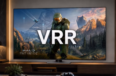 Smart tv em uma sala de estar moderna exibindo o jogo halo infinite e a sigla vrr em destaque branco no centro da tela, ilustrando o que é vrr e como a taxa de atualização variável funciona em jogos.