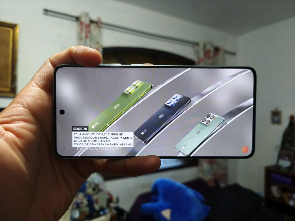 Motorola edge 70 rodando vídeo do youtube
