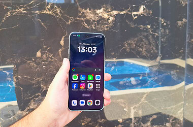 Mão segurando o oppo reno16 f 5g com a tela inicial e ícones de aplicativos