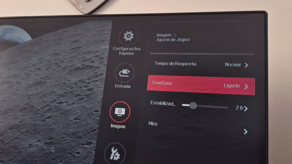 O que é vrr: entenda a taxa de atualização variável em monitores e tvs Menu de imagem de um monitor lg mostra a opção freesync ligada nas configurações de resposta para jogos.