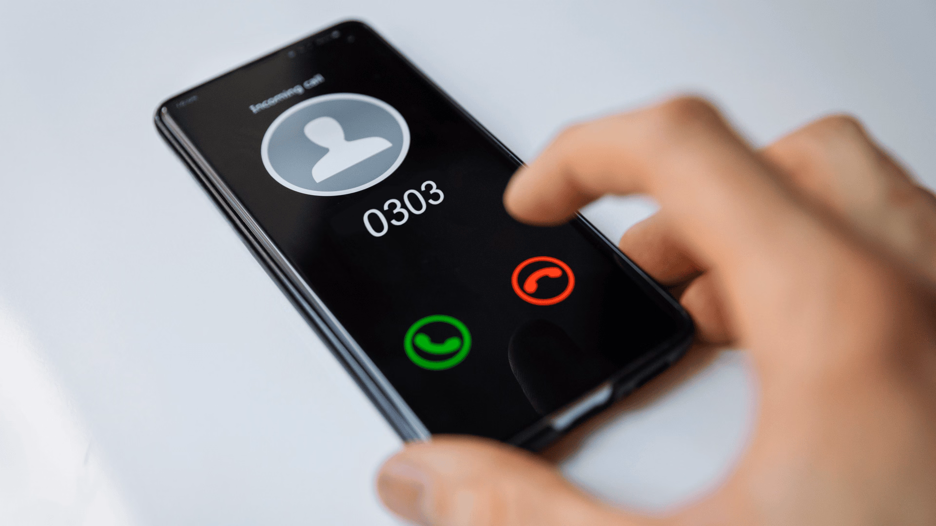 Anatel cria regras para operadoras bloquearem chamadas de spam Celular recebe ligação identificada com o prefixo 0303