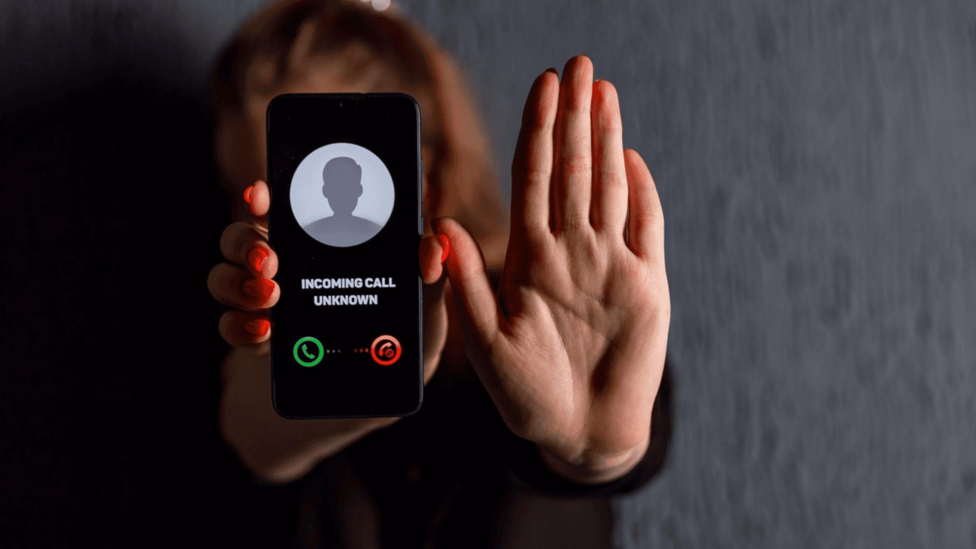Anatel cria regras para operadoras bloquearem chamadas de spam Pessoa recusa uma chamada de número desconhecido exibida no celular