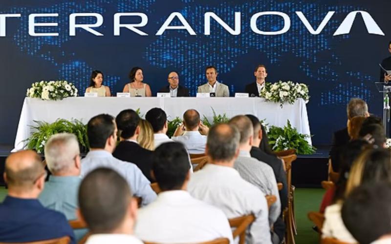 Cerimônia de anúncio do campus campinas reúne executivos e autoridades diante do logotipo da terranova