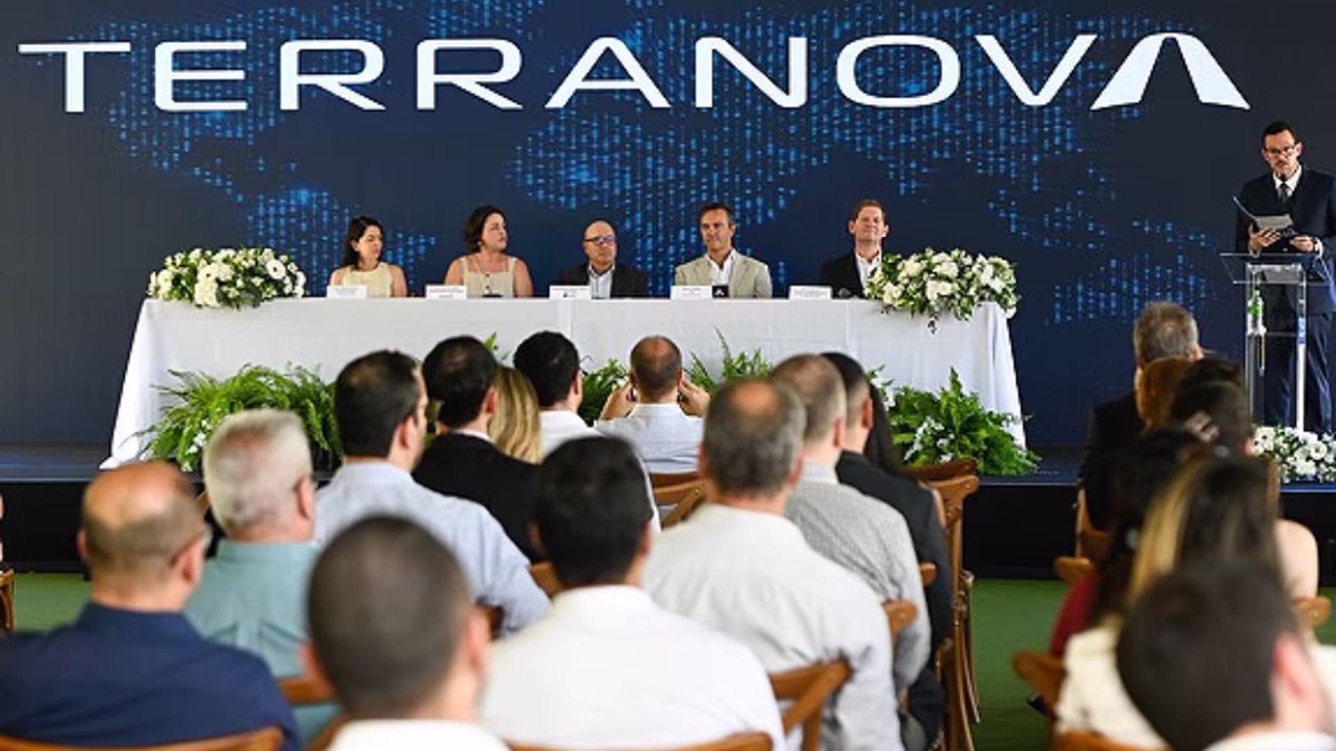Campinas terá data center de ia com investimento de r$ 5 bilhões Cerimônia de anúncio do campus campinas reúne executivos e autoridades diante do logotipo da terranova