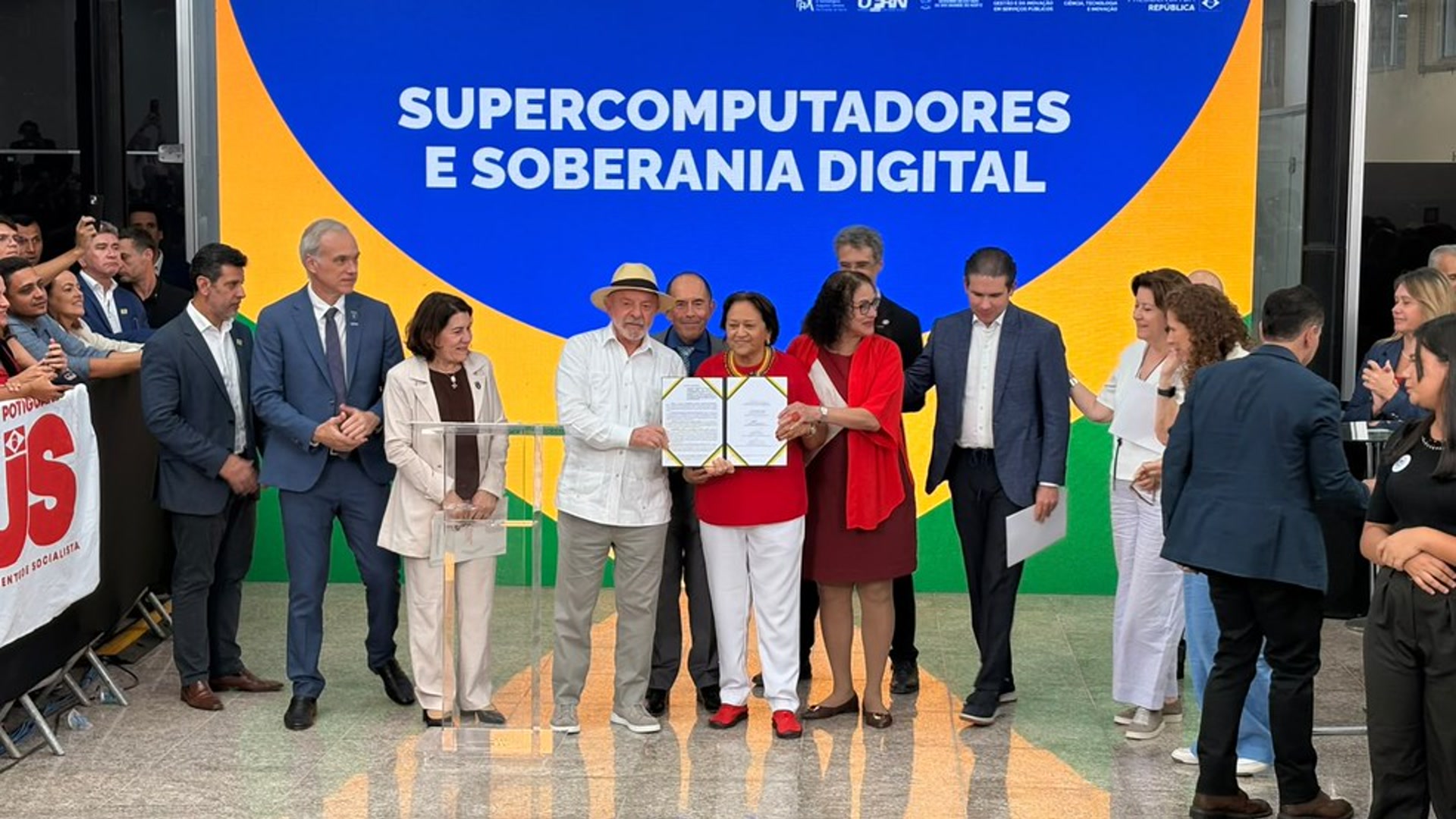 Brasil terá supercomputador de r$ 1 bi e nuvem soberana para ia Presidente lula e autoridades apresentam documento durante anúncio do supercomputador no rio grande do norte