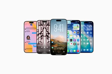 Cinco modelos de iphone inteiros exibem diferentes telas da interface do ios 26