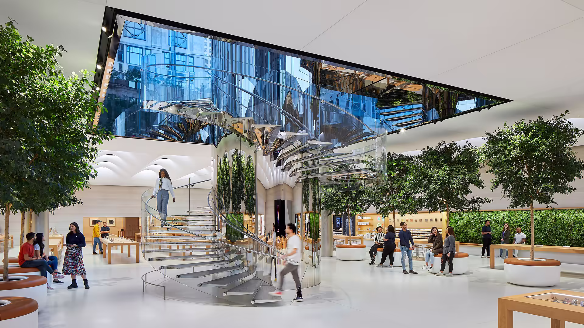 Apple pode lançar novos homepod mini, apple tv 4k e hub doméstico com tela Interior da apple store fifth avenue, em nova york, com escada de vidro e áreas de produtos.