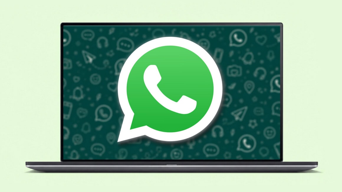 Notebook aberto com o logotipo do mensageiro em destaque na tela sobre um fundo verde de ícones, ilustração principal das dicas do whatsapp web.