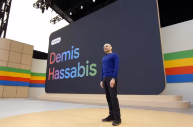 Demis hassabis em palco do google diante de seu nome