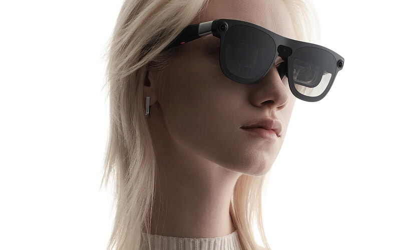 Mulher usa os óculos de realidade aumentada xreal aura