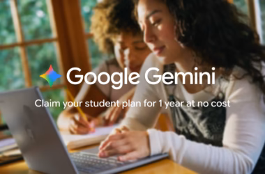 Duas estudantes usam um notebook ao lado do logo do google gemini e de texto sobre plano estudantil gratuito por um ano