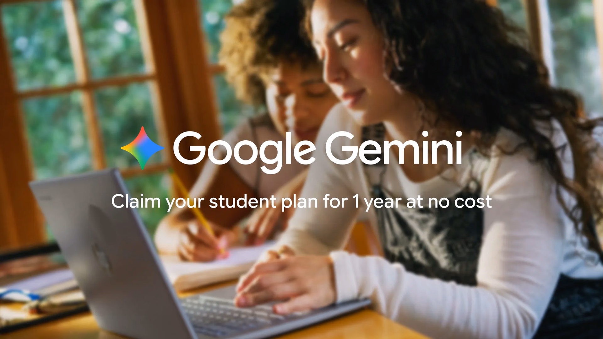 Google lança simulado gratuito do enem no gemini e na busca Duas estudantes usam um notebook ao lado do logo do google gemini e de texto sobre plano estudantil gratuito por um ano