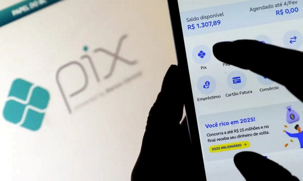 Pessoa seleciona a opção pix em aplicativo bancário