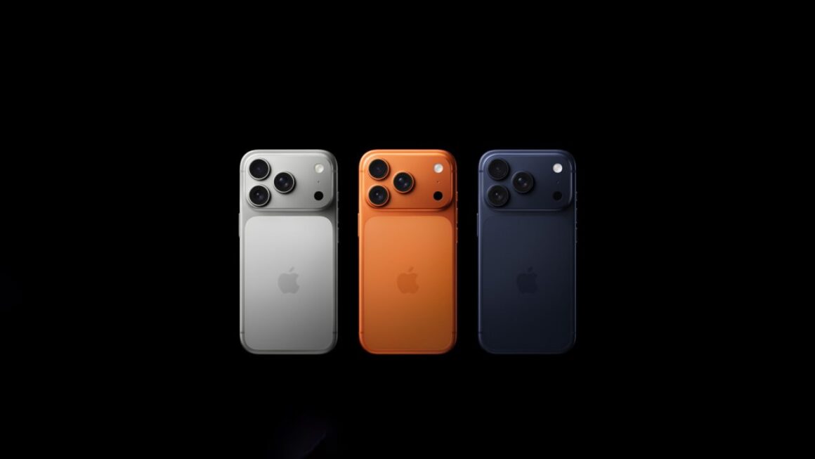 Três modelos do iphone 17 pro max nas cores prata, laranja e azul